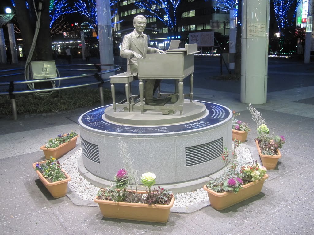 Pianist statue by moeen