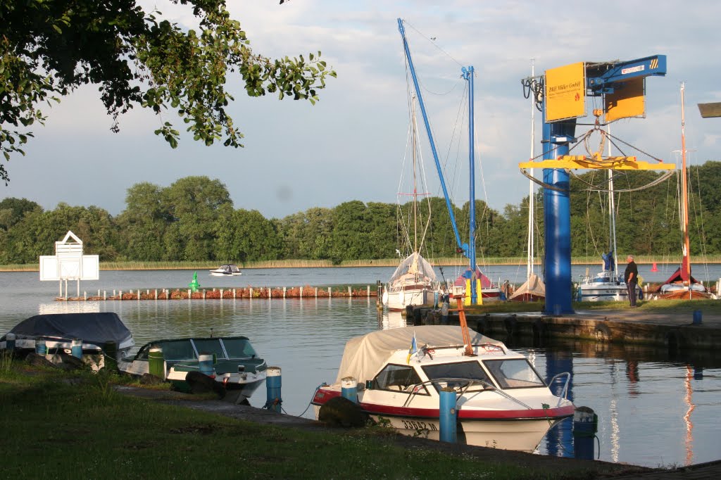 Röbel (Müritz) - Abends kurz vor 20 Uhr, tote Hose" im Hafen . . . Die lecke Yacht ist weg. by ReinhardKlenke