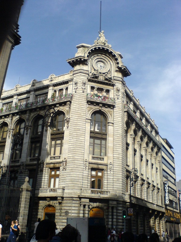 Reloj sobre Francisco I Madero by Victor Irizar