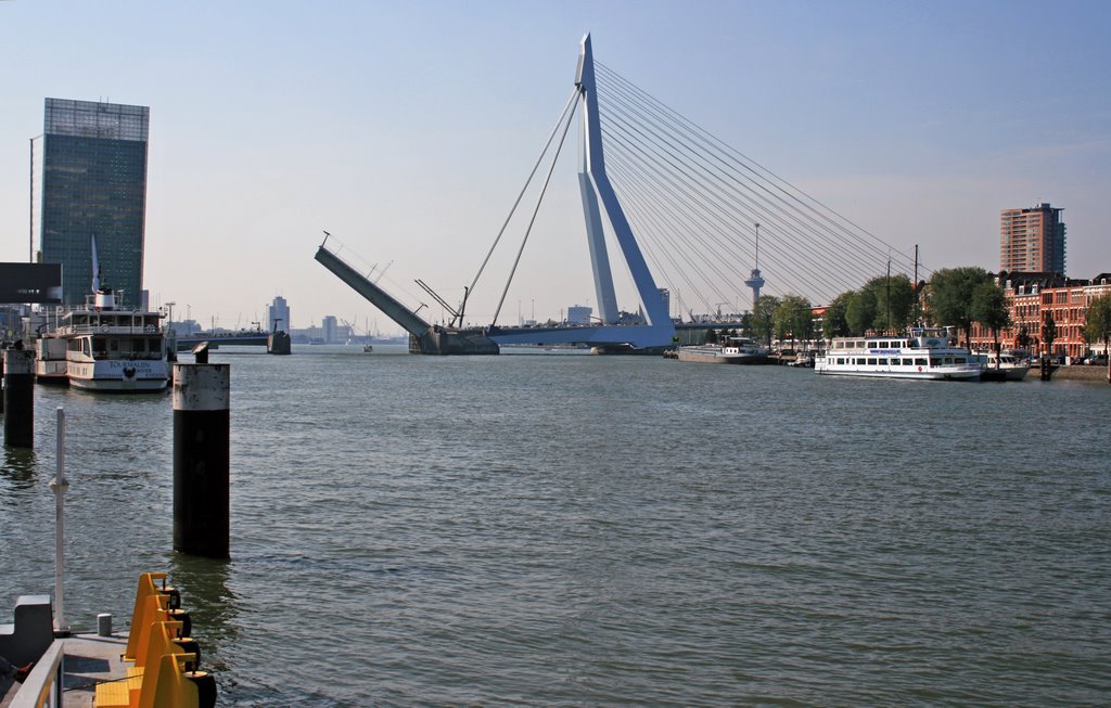 Erasmusbrug öffnet by ubed