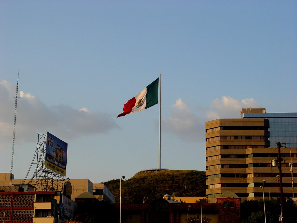 20110225-DCCXXXVII-Bandera Nacional en el Cerro del Obispado-Monterrey by ►LIVEISLIFE◄ ©