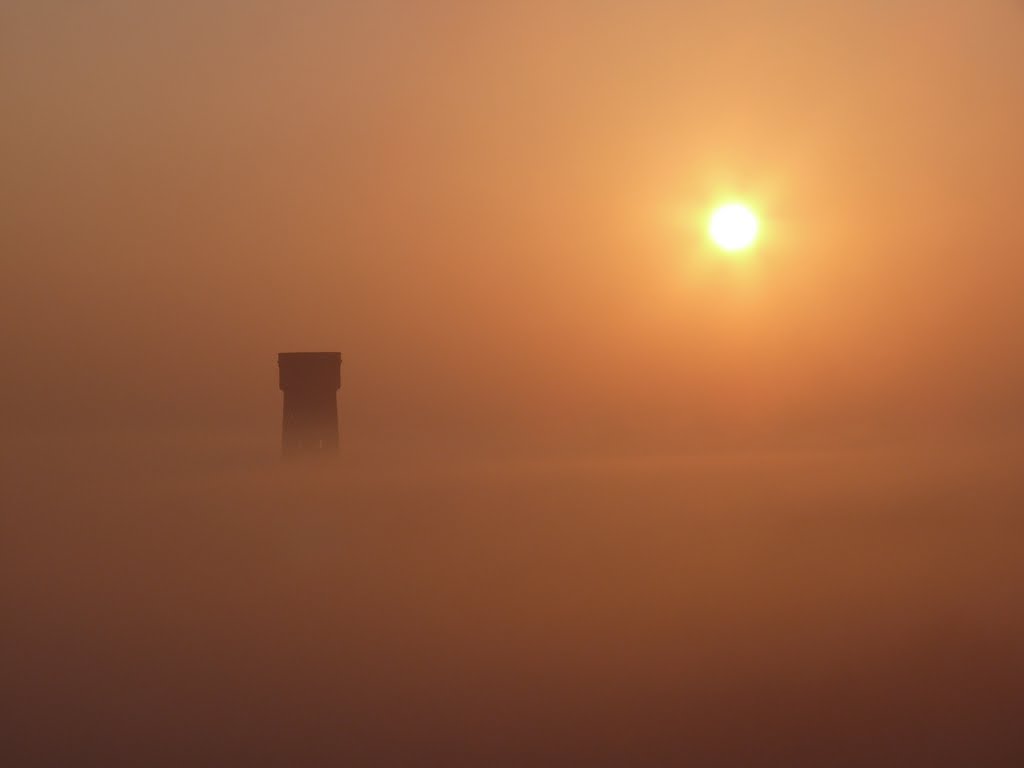 Der alte Borkumer Wasserturm morgens im Nebel by F.Bellgardt