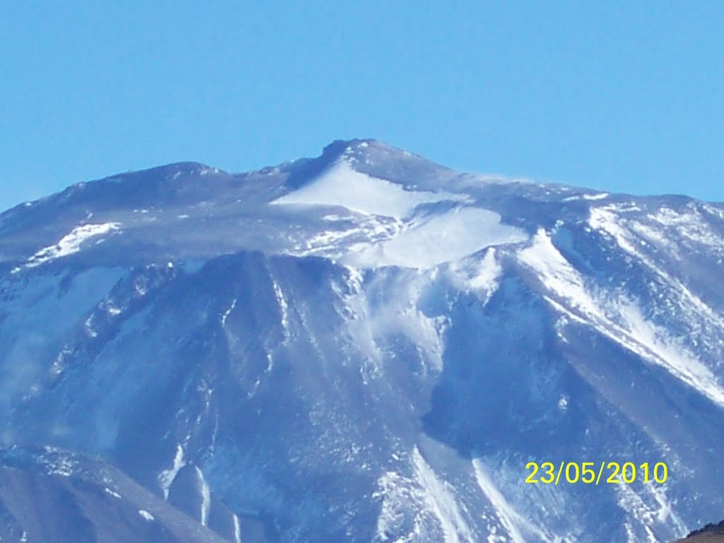 Cerro de Incahuasi (6638 msnm) by Andres Carioni