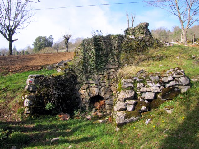 Calera junto al caserío Arrate by SantiUsabiaga