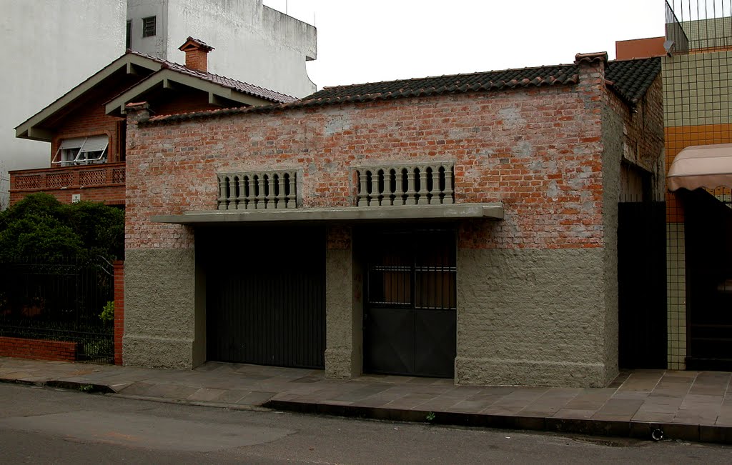 Casa reformada, Rua Floriano Peixoto - Santa Maria, Rio Grande do Sul, Brasil by karlos ab