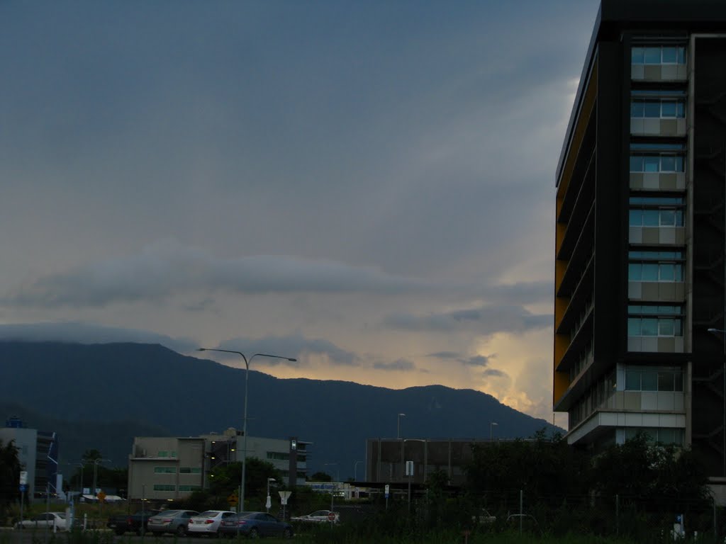 Wet sunset in Cairns by tanetahi