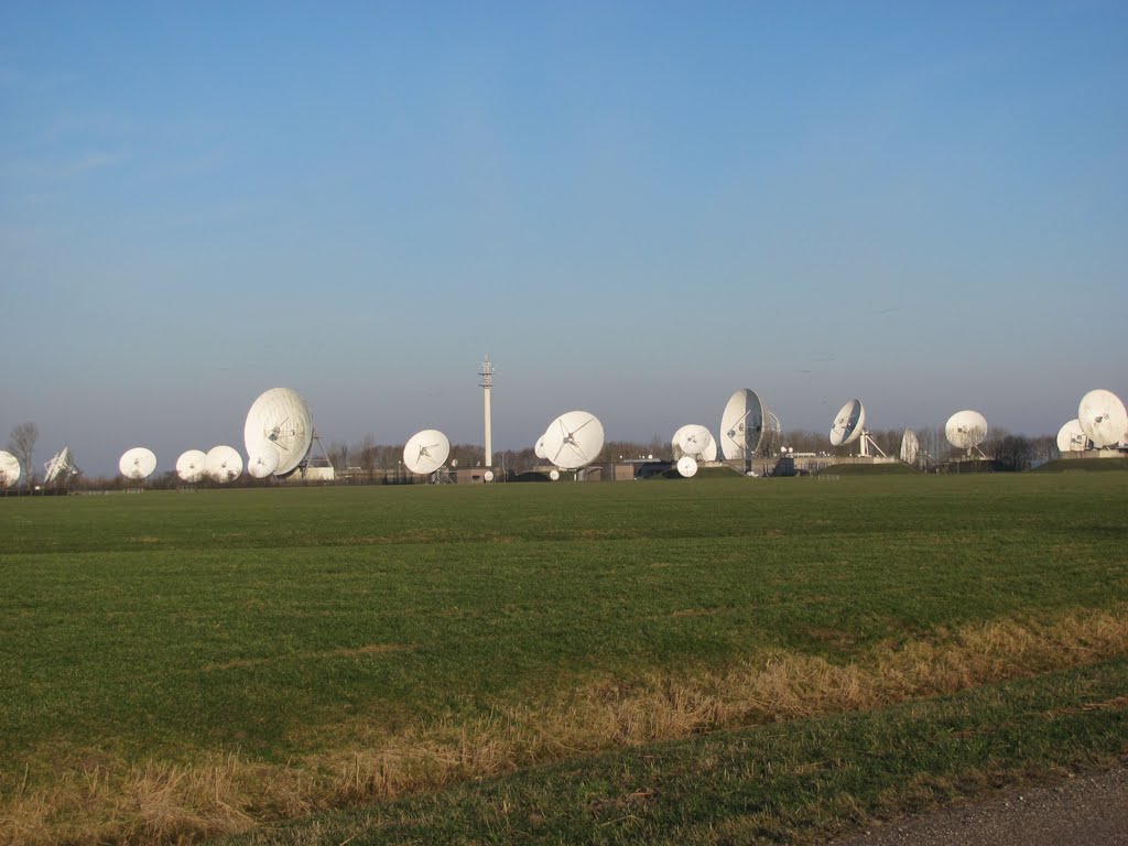 Growing Antennas - Stratos Teleport 2011 by D Skinner