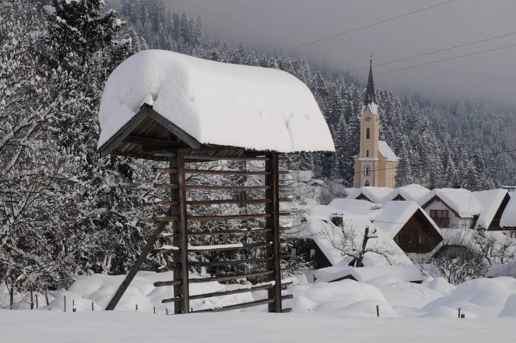 Tief verschneites Weißbriach, Blick zur evangelischen Kirche by Helmut Hubmann