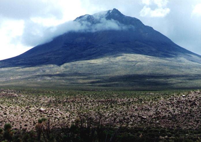 Cerro Cariquima - ladera oriental con un incipiente camuflaje de nubes by Pedro Lázaro