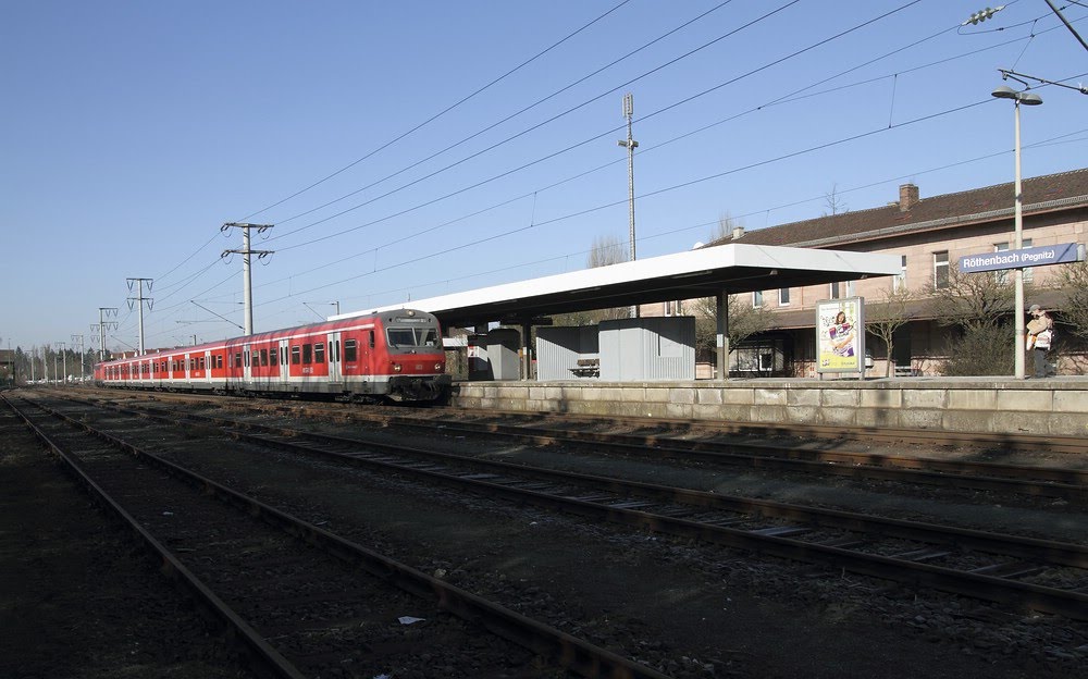 S-Bahn fährt ein by uwe_64