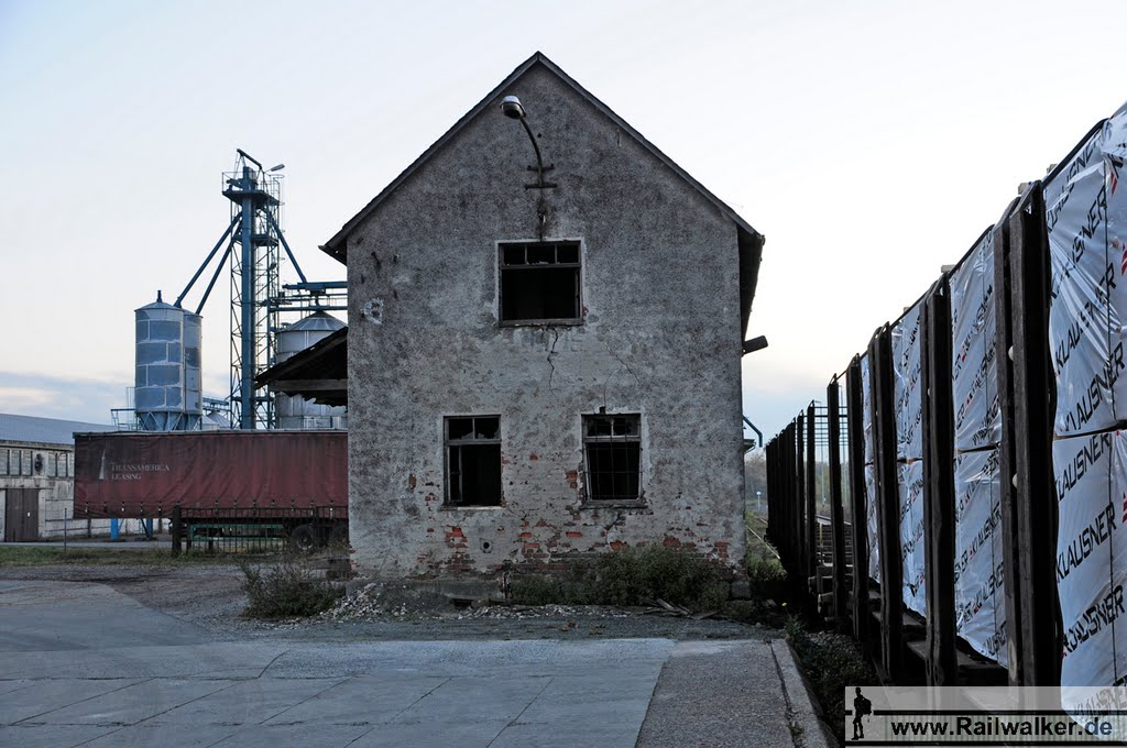 Weiter hinten im Bahnhof befinde sich noch weiter Gebäude by Railwalker