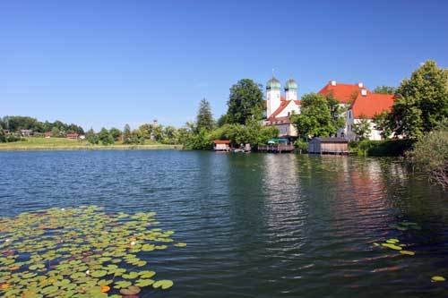 Kloster Seeon mit Seerosenblätter by maierbacher