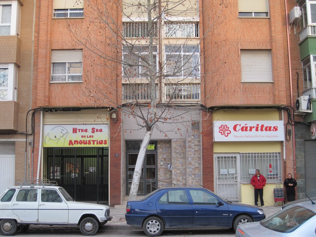 Cáritas en la calle Hermanos Falcó by Alfonso Tornero