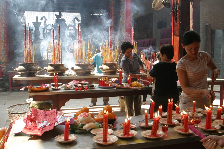 Tempel in Saigon by Nicky D.G