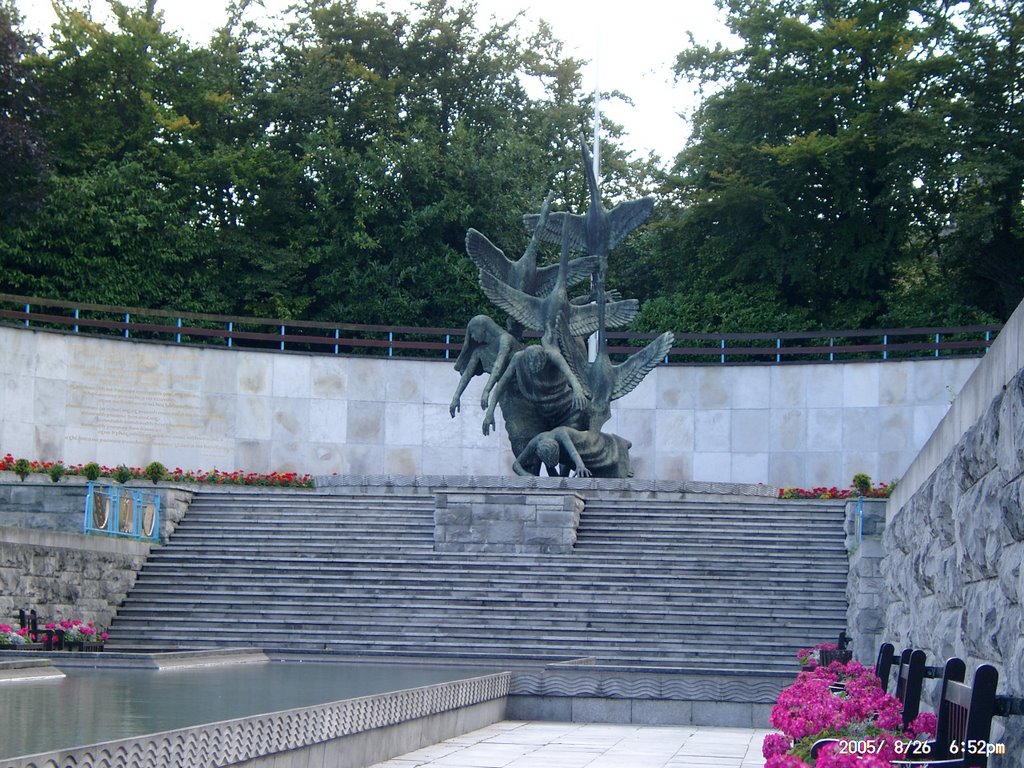 Dublin - Garden of Remembrance 2005/08/26 by apexo