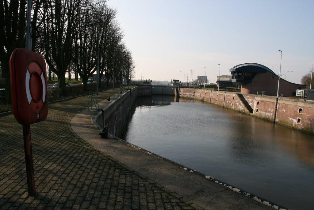 Sluis met reddingsboei richting Waal/Boven-Merwede, Gorinchem. by Carl030nl