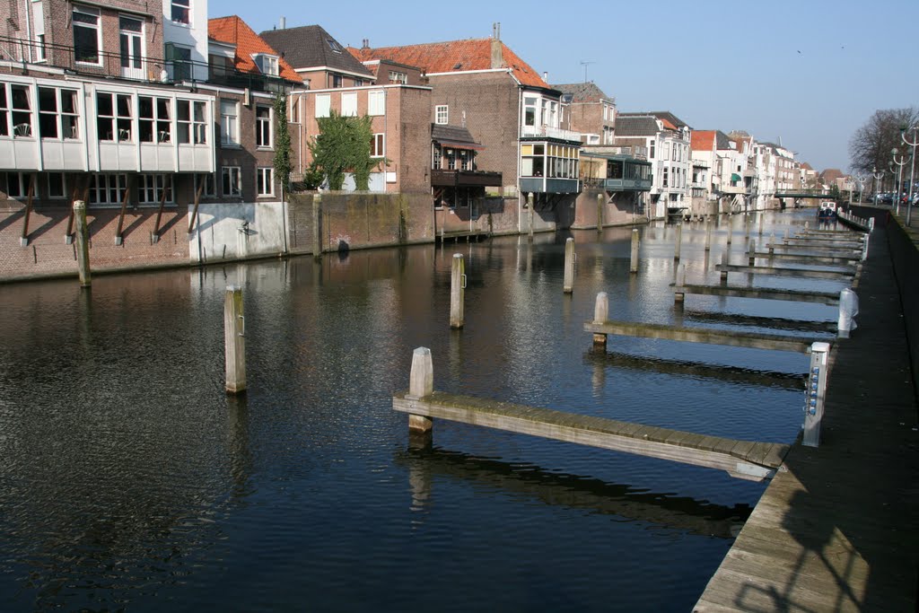 Smalle aanlegsteigers aan de Appeldijk, Gorinchem. by Carl030nl