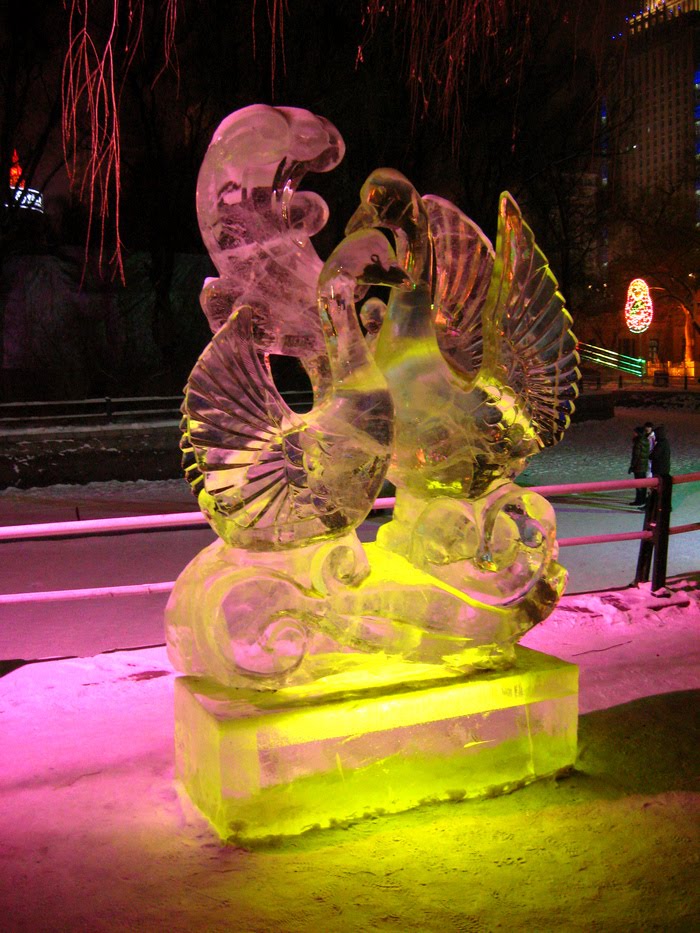 冰雕，Harbin Ice lanterns Festival In Zhaolin Park by 白云黑土