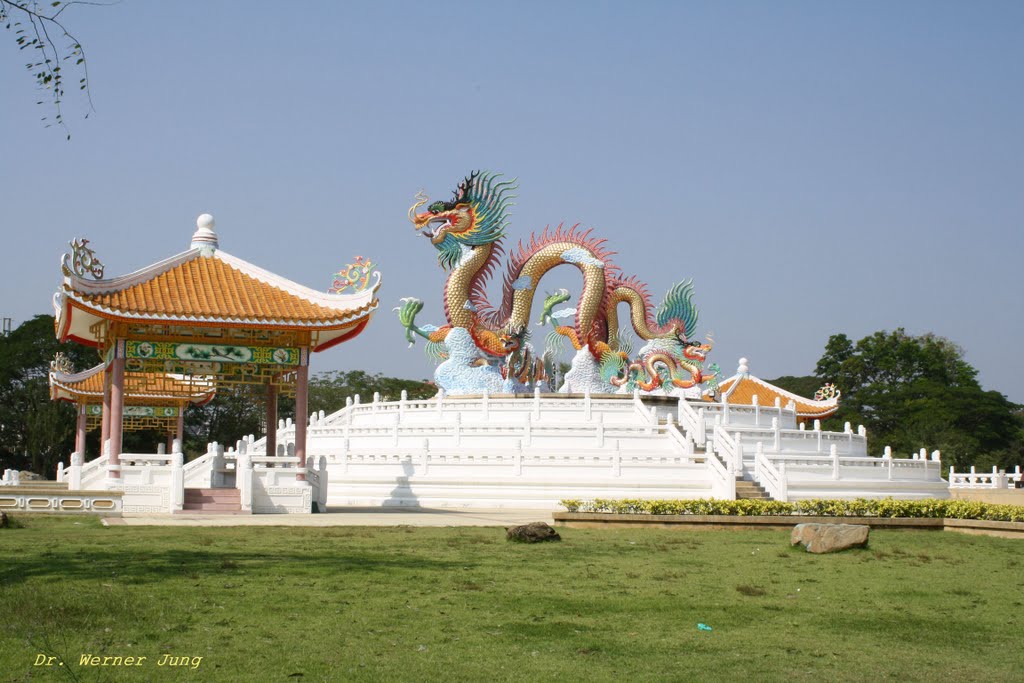 Ein chinesischer Drache am See in Nakhon Sawan by Dr. Werner Jung