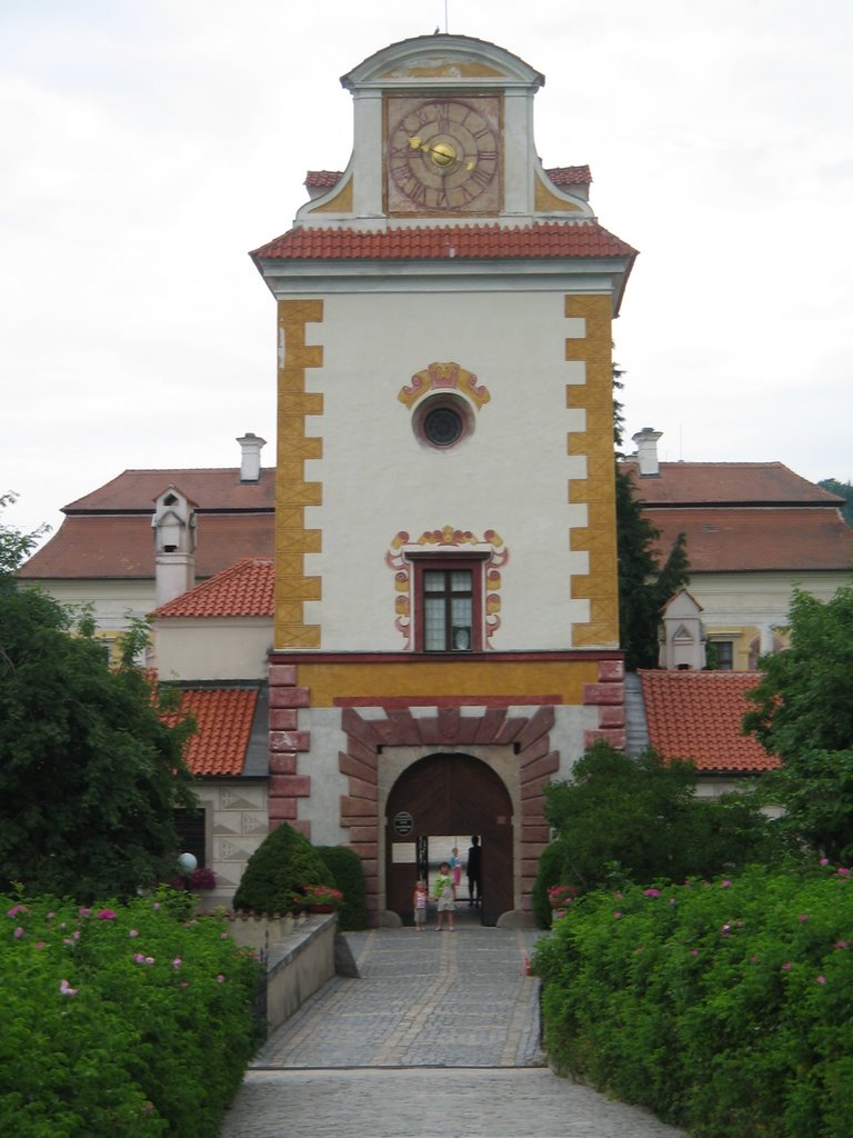 Castle Kratochvile - entrance gateway by Martin Lindner