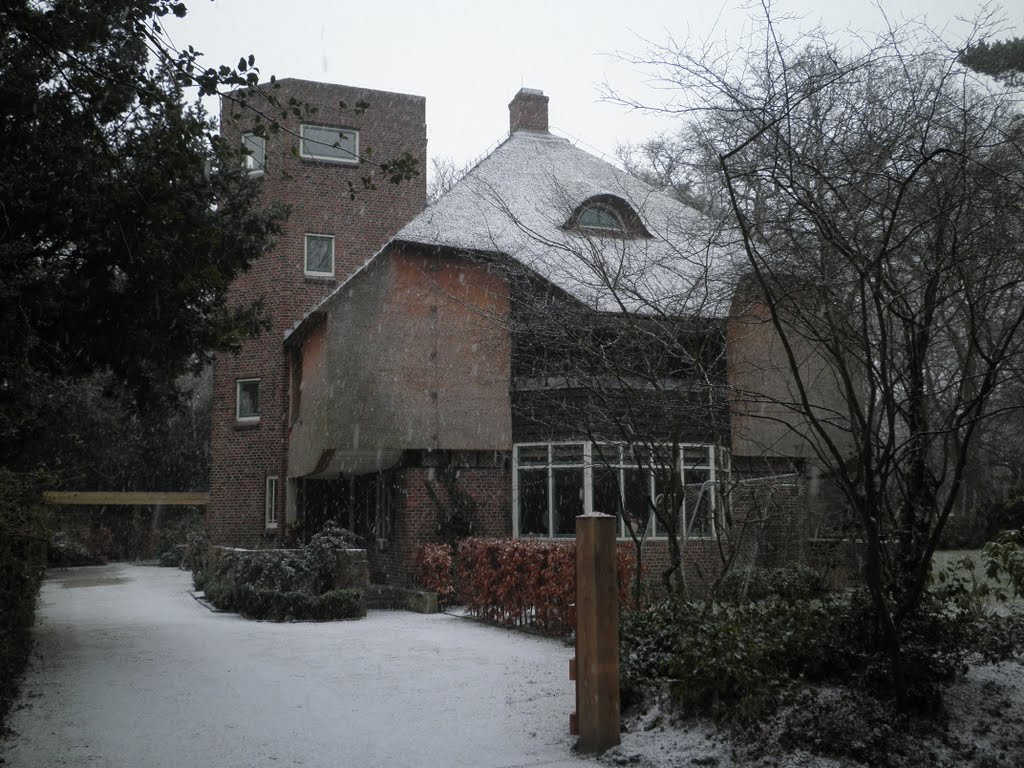 Villa "de Reigertoren", 1918, naar ontwerp van een jeugdige J.B. van Loghem. by Bergen è Bello