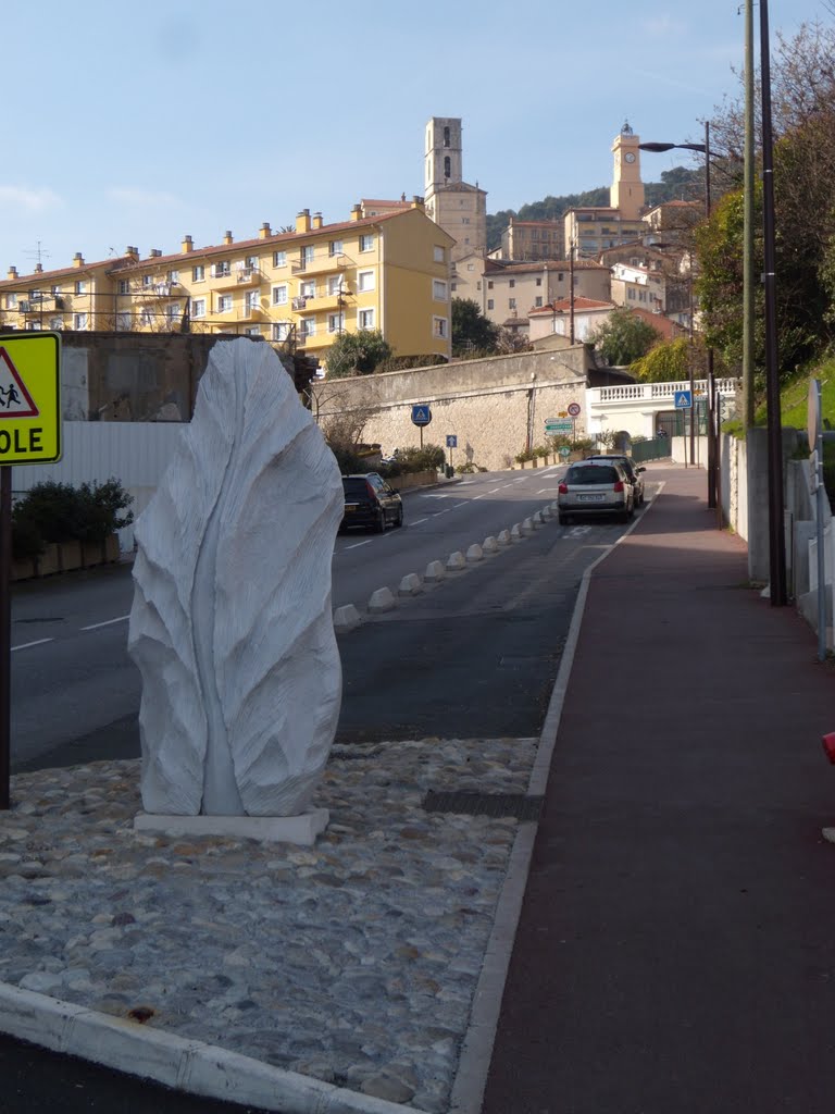 Un des ronds points avec statue, à Grasse by Chinappi