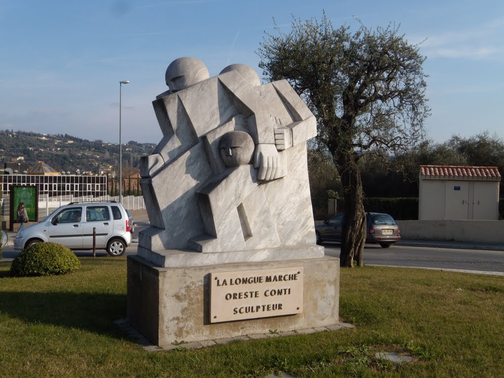 Un des ronds points avec statue, à Grasse by Chinappi