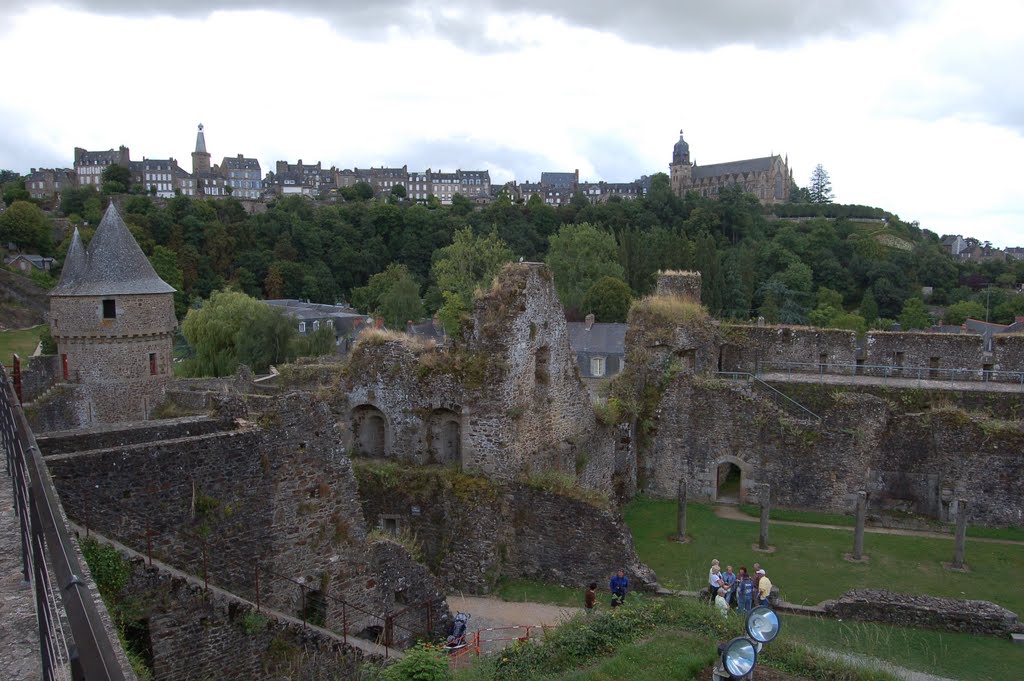 Ruine Fougeres by Zwerver