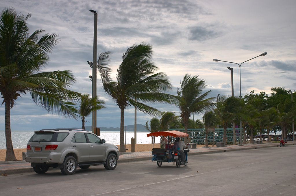 Jomtien beach road by Vladimir Gurov