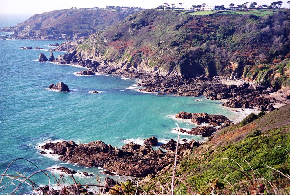 Looking across Moulin Huet Bay from above Petit Port (Oct 1996) by pedrocut