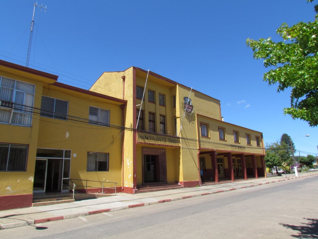 Municipalidad y teatro de Traiguén by Felipe Rodríguez