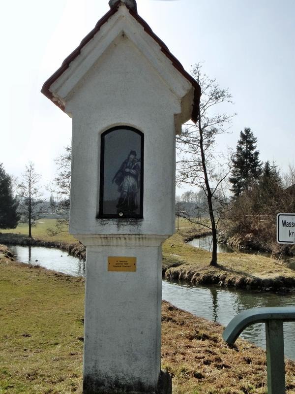 Fischach, Bildstock beim Zusammenfluss Schmutter - Neufnach 2011 by Canyonwolf