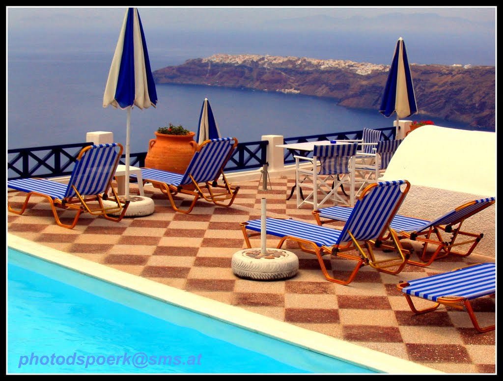 Relaxoase (im Hintergrund Oia) by © Didi S.