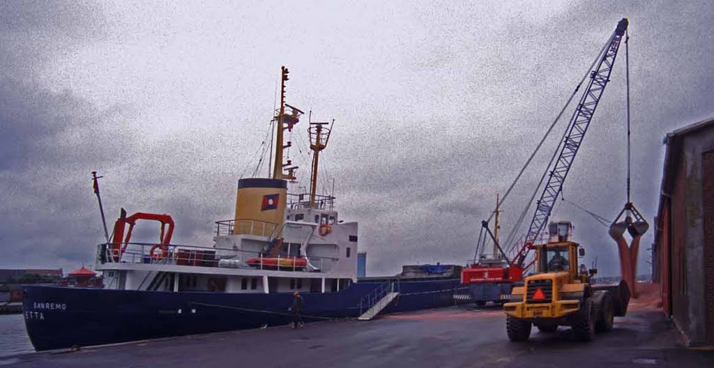 STRUER Hafen/Port: Frachtschiff löschen / Unloading a freighter • 08-2002 by hartmut.breitling