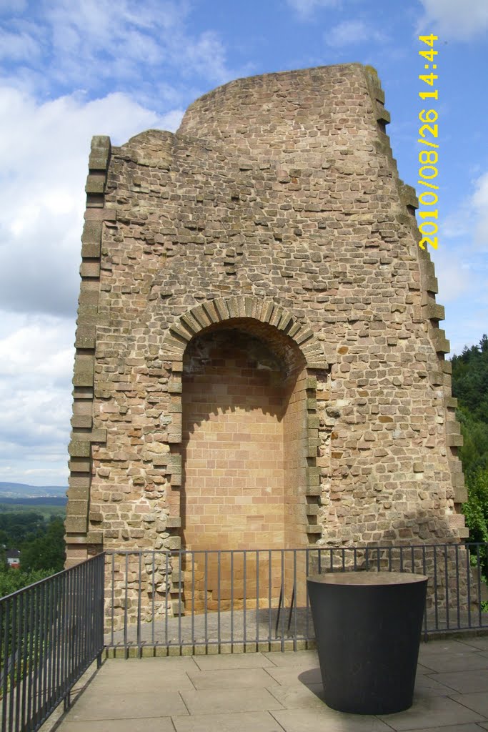 Mauerteil der Burg Kirkel vom Turm aus by tumlehnesob