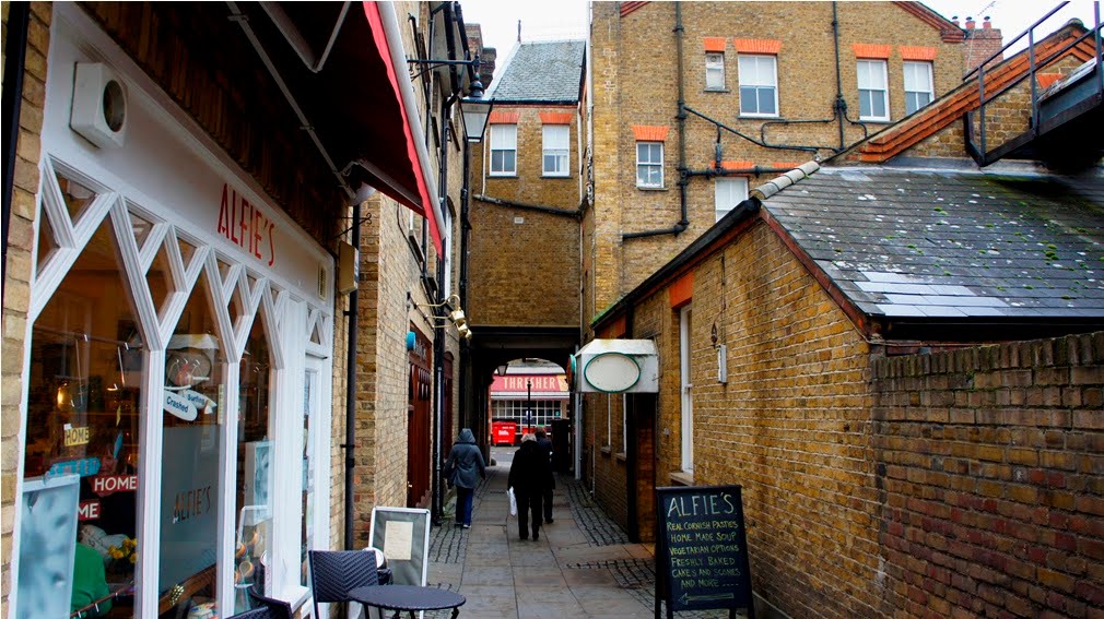 Alleyway off Fore Street - Hertford by Paul HART