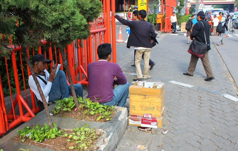 Mangga dua street scene - pedlars by BadRuL MN ©