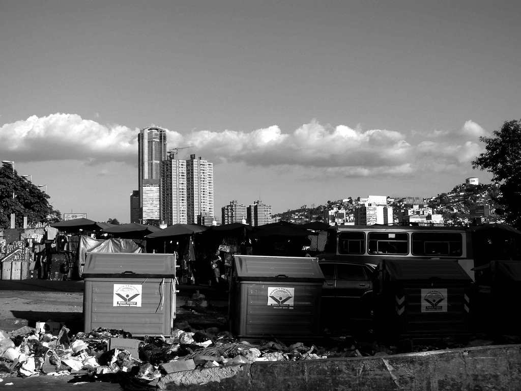 Torres de Parque Central desde Nuevo Circo. by Ronald García