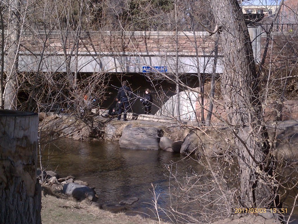 Cops talk to some kids behind Boulder High (bike trail & Arapahoe) by railcritter