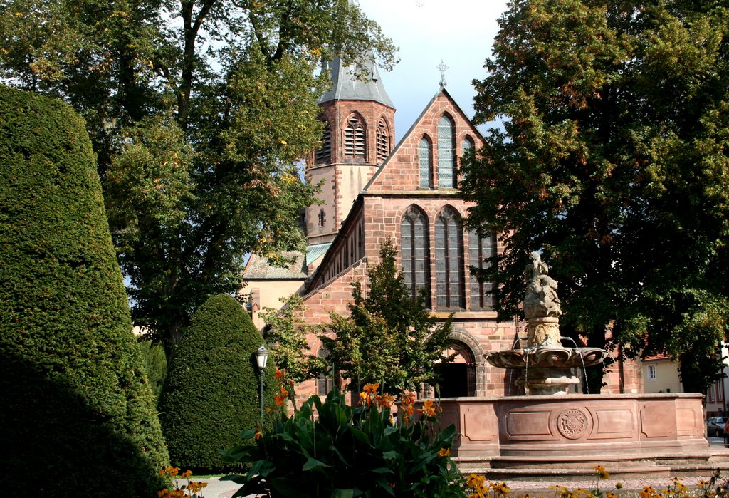 Eglise st-Georges et fontaine aux Abeilles ; St Georg Kirche und Fontaine mit Bienen ; St Georg church and fountain with bees ; http://www.tourisme-haguenau.eu/ by Damien OTT