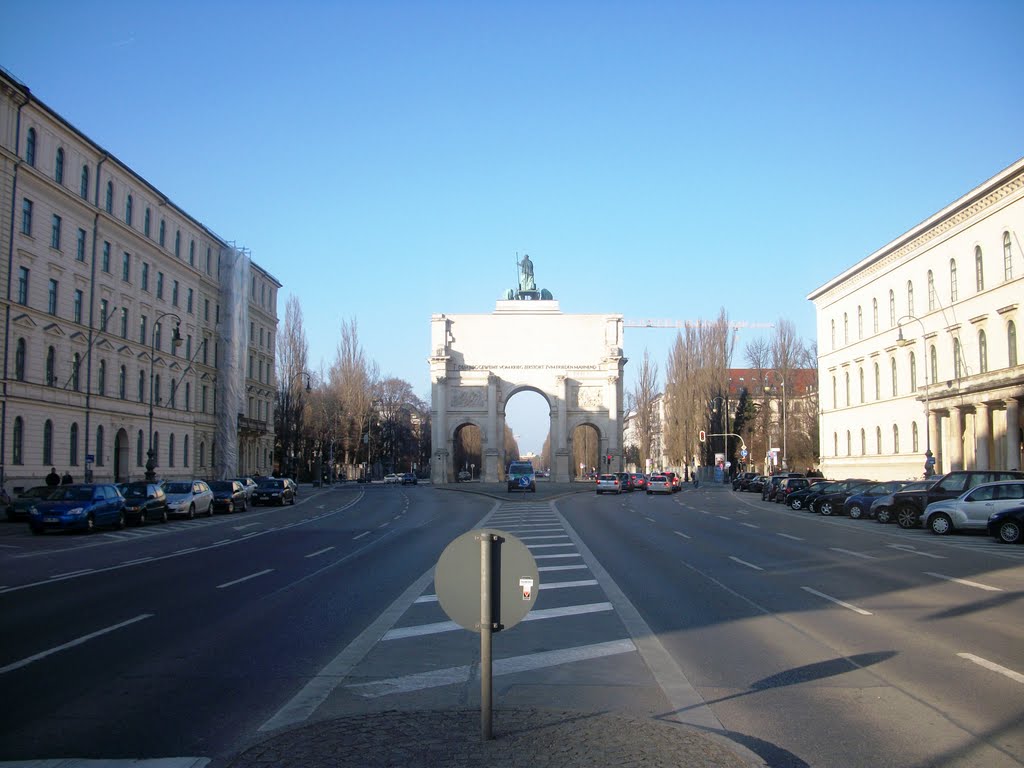 Bukuria arkitektonike ne Siegestor, Ludwigstraße, München, Deutschland by KONTRATA.int (Facebook)