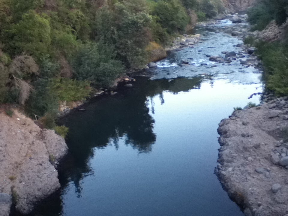 Rio claro desde puente, vision hacia el este. by cheincito