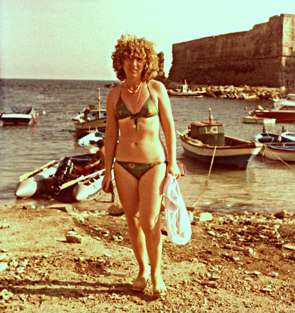 Caporizzuto - Le Castella. L'amore mio in bikini. by groige