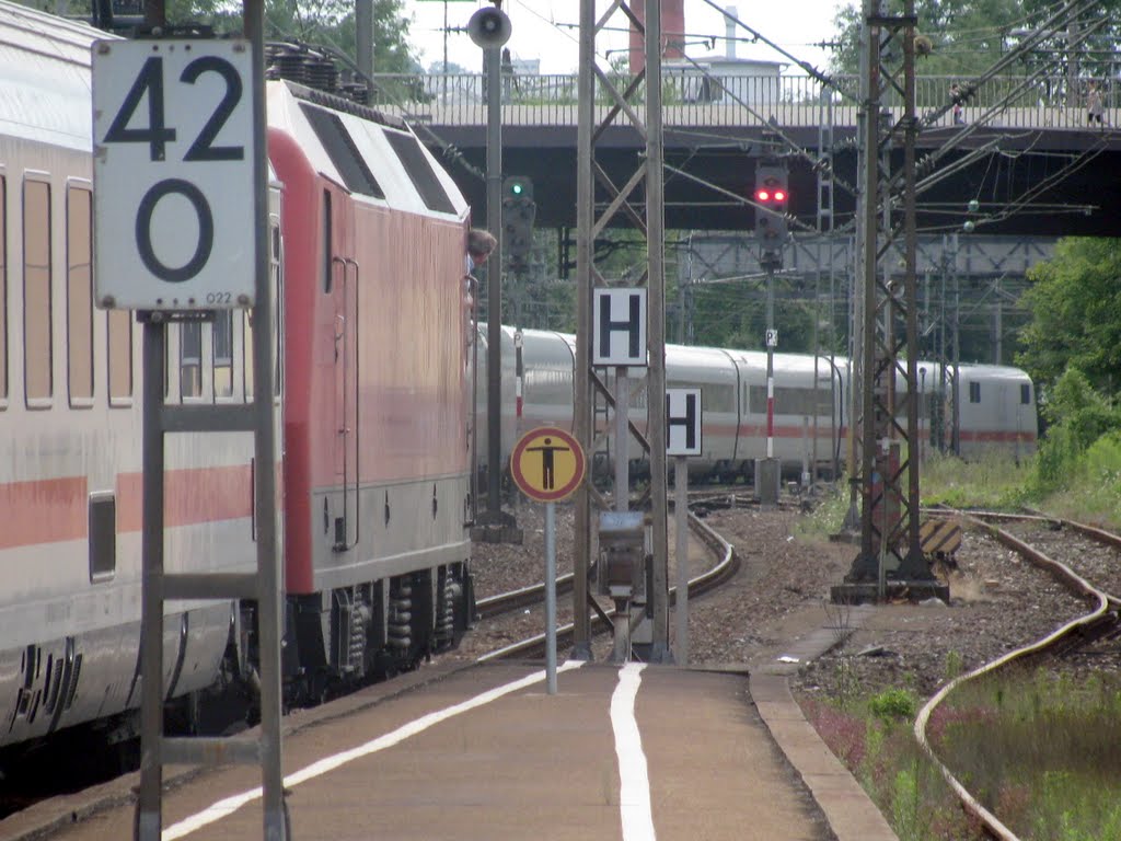 Bahnhof Göppingen; Warten auf Ausfahrt by ©schw@bendude