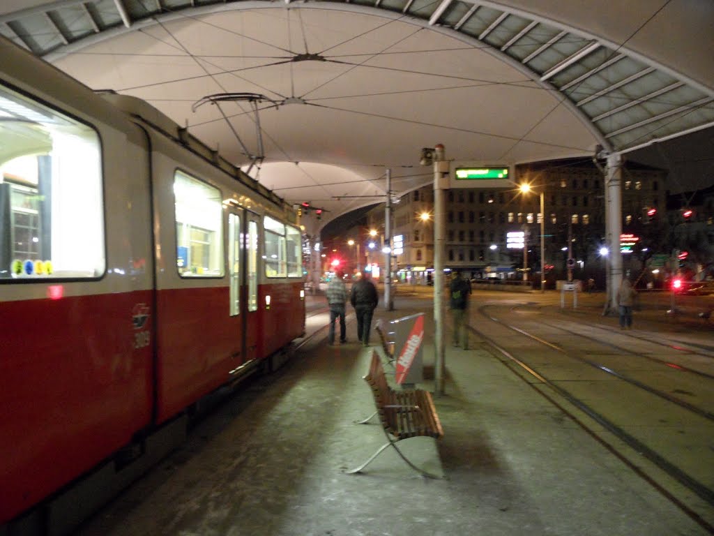 Urban-Loritz-Platz - Haltestelle Burggasse/ Stadthalle unter einem riesigen Zeltdach - Bild 1 by IngolfBLN