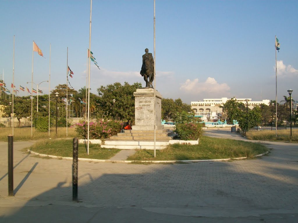 Praça Simom Bolivar...o libertador! by Ullmann