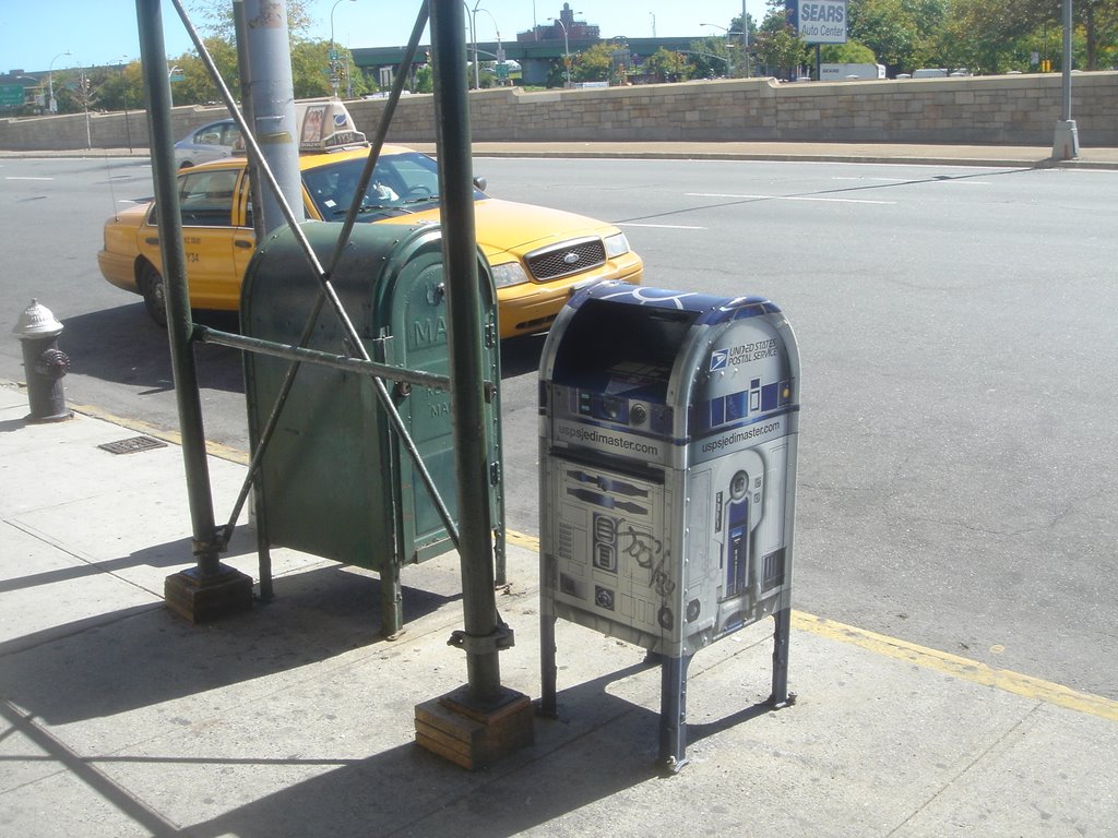 R2-D2 mailbox in front of Queens Center Mall on Queens Blvd by aviator_rob