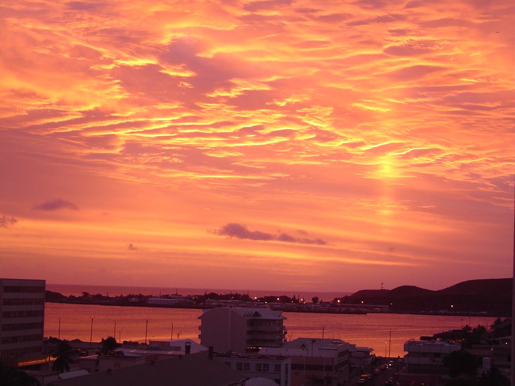 Coucher de soleil sur le port de Noumea by phil78