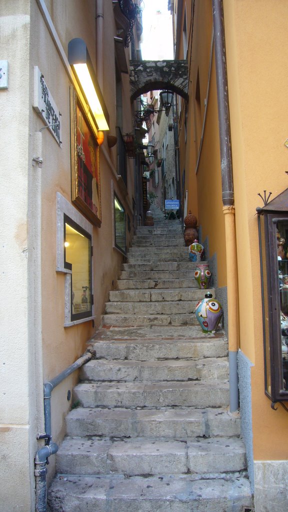 Una típica calle de Taormina by Boira