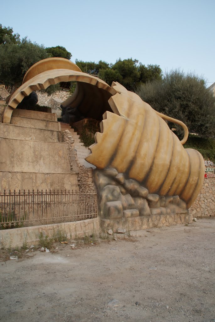 Broken jug, funny design of restaurant Edem by vv.lpshn